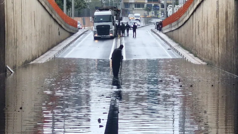 Diyarbakır'da sağanak; yollar göle döndü, su baskınları yaşandı (2)