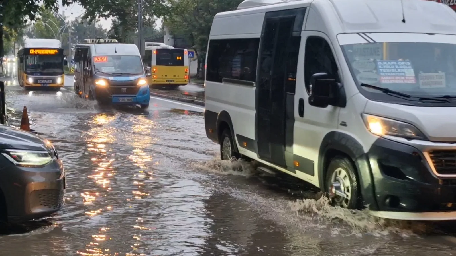 Diyarbakır'da sağanak; yollar göle döndü, su baskınları yaşandı