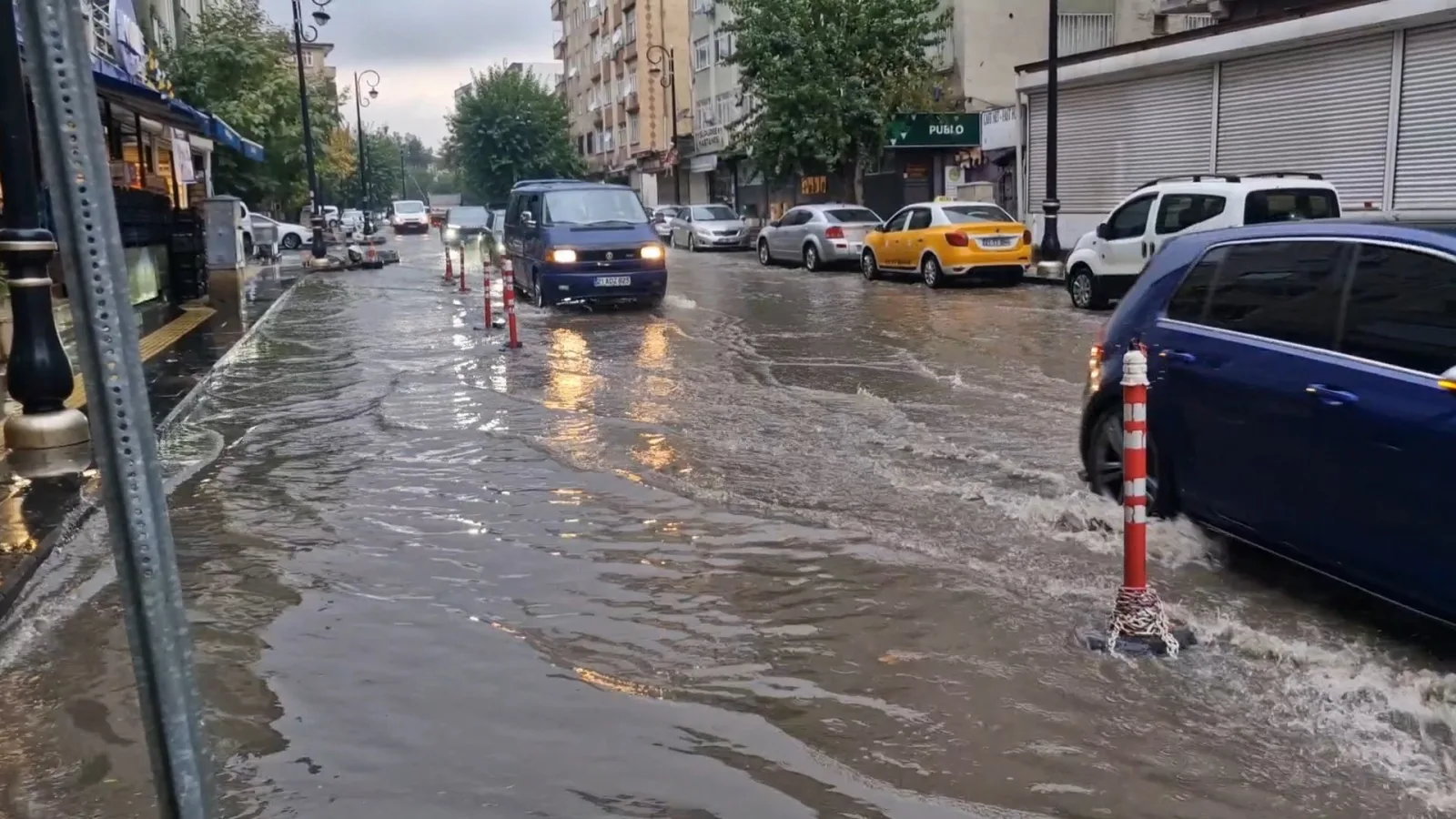 Diyarbakır'da sağanak; yollar göle döndü, su baskınları yaşandı