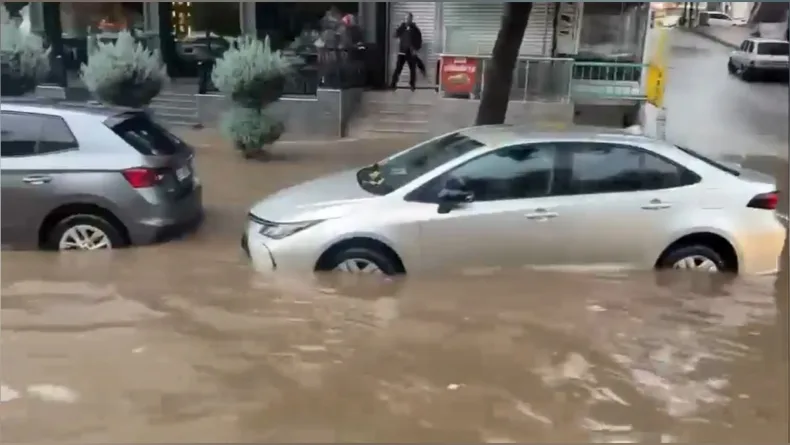 Diyarbakır'da sağanak; yollar göle döndü, su baskınları yaşandı