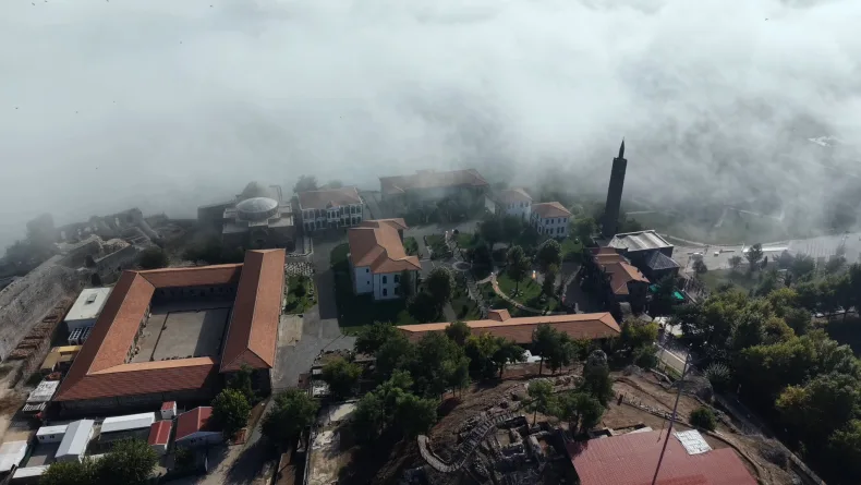Diyarbakır’da sis etkili oldu; tarihi mekanlar dronla görüntülendi