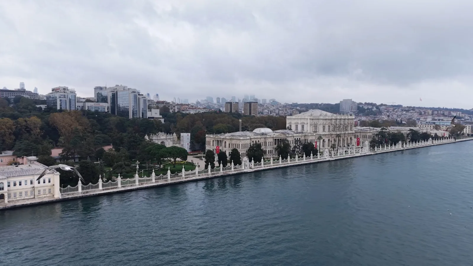 Dolmabahçe açıklarına demirleyen TCG Kemalreis havadan görüntülendi