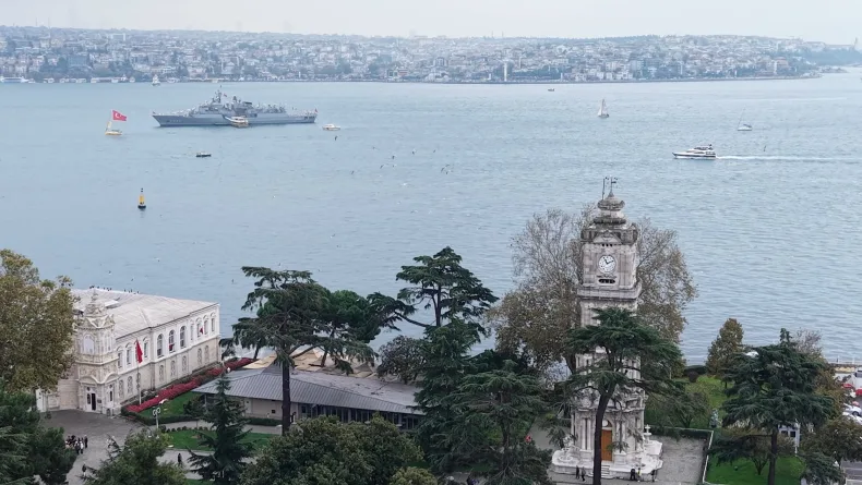 Dolmabahçe açıklarına demirleyen TCG Kemalreis havadan görüntülendi