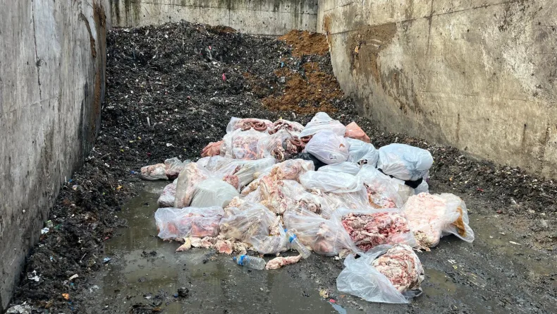 Domuz eti tespit edilen 2,6 ton sucuk imha edildi