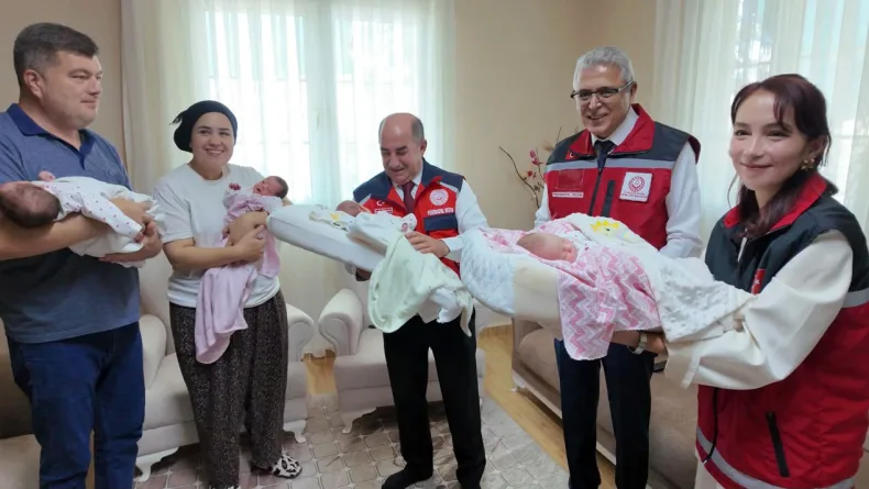 Dördüzleri olan aileye Bakan Göktaş’tan tebrik
