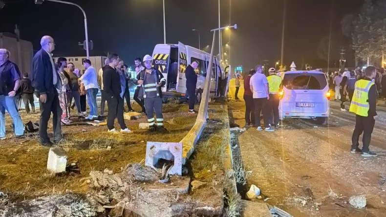 Düğünden dönen minibüs ile hafif ticari araç çarpıştı; 21 yaralı