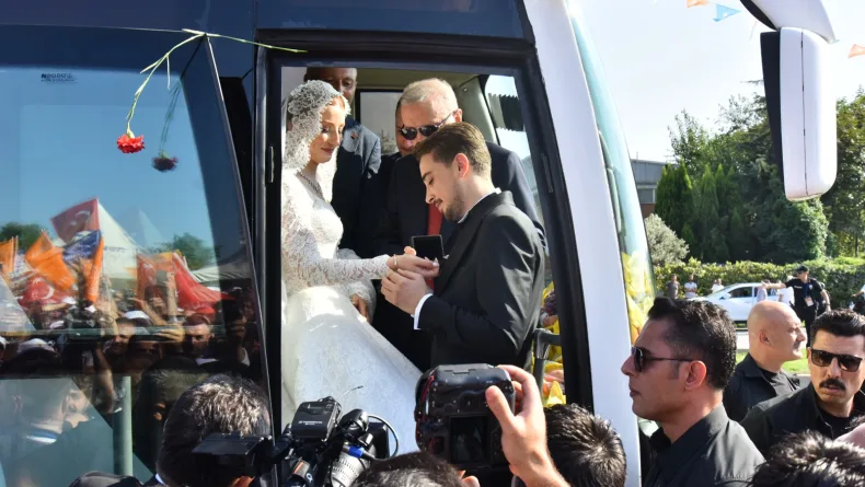 Düğünleri öncesi Cumhurbaşkanı Erdoğan’ı karşılamaya gittiler