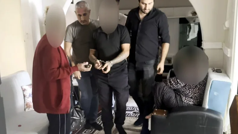 Edirne’de 20 yıl hapisle aranan anne ve 11 yıl hapisle aranan oğlu yakalandı
