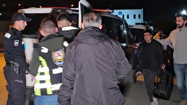 Edirne'de çalıntı ihbarı yapılan araçtan 7 kaçak göçmen çıktı