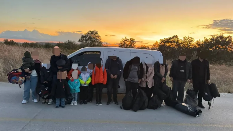 Edirne’de durdurulan araçta 15 kaçak göçmen yakalandı