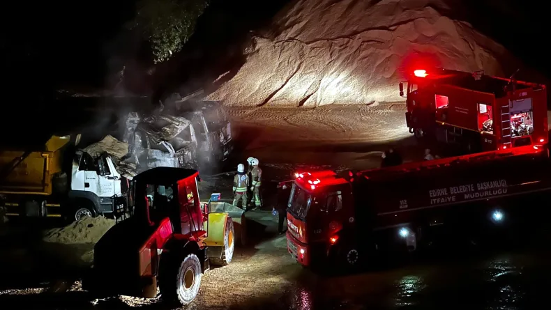 Edirne’de kum ocağında park halindeki 3 kamyon yandı