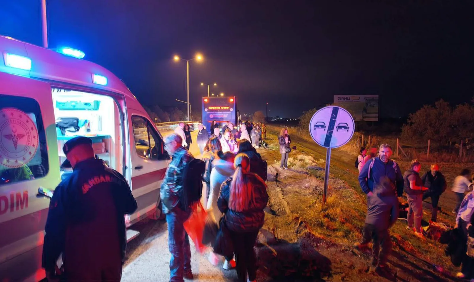 Edirne'de tur otobüsü, TIR'a çarptı: 10 yaralı