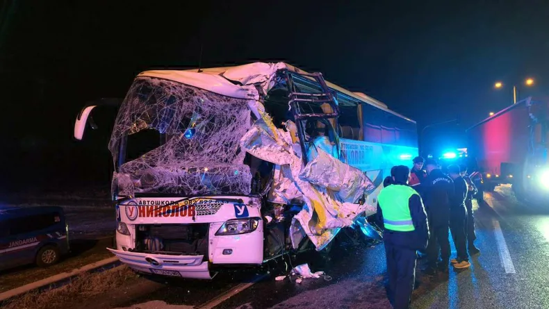 Edirne'de tur otobüsü, TIR'a çarptı: 10 yaralı