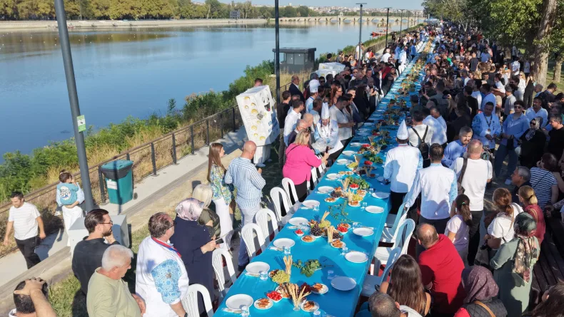 Edirne Gastronomi Festivali'nde 150 metre uzunluğunda peynir sofrası kuruldu