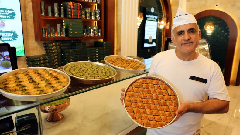 Eğitim için gittiği ABD'de baklava ustası oldu; SpaceX çalışanlarına Türk tatlısını yedirdi