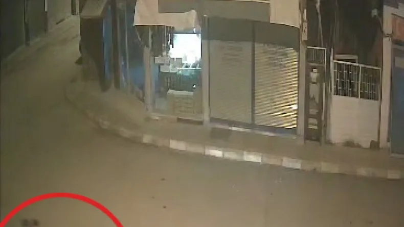 Elektrikli bisiklete çarpan otomobil sürücüsünün kaçtığı kaza kamerada: 2 yaralı