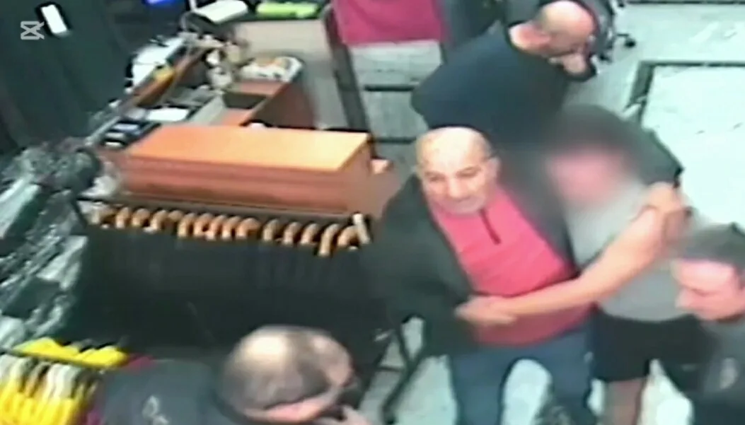 Elinde 2 bıçakla caddede bağıran bipolar hastasını babası sakinleştirdi
