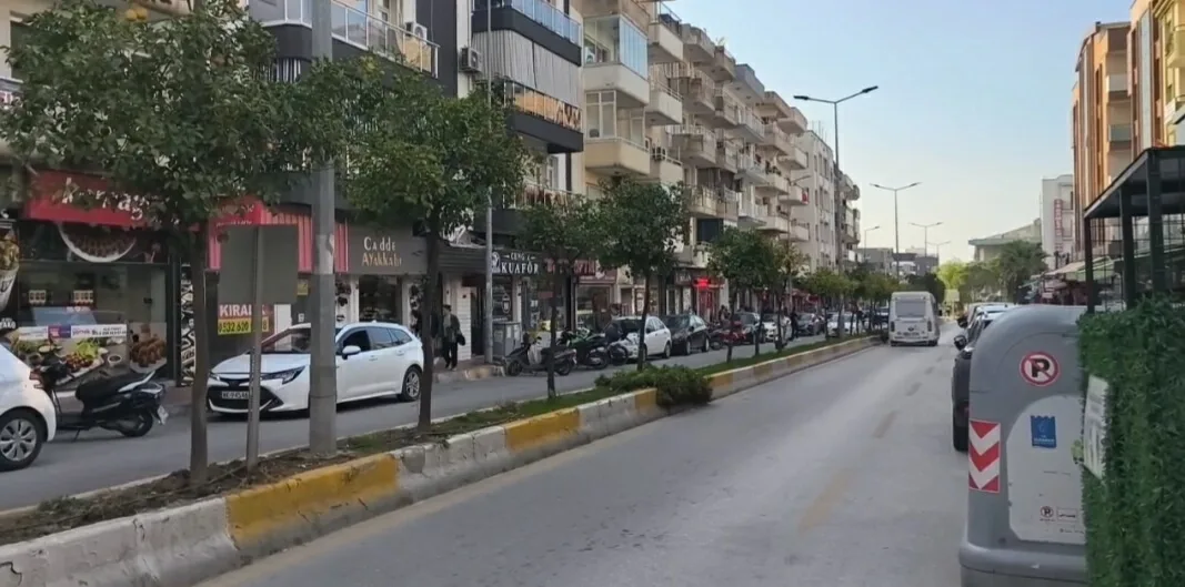 Elinde 2 bıçakla caddede bağıran bipolar hastasını babası sakinleştirdi