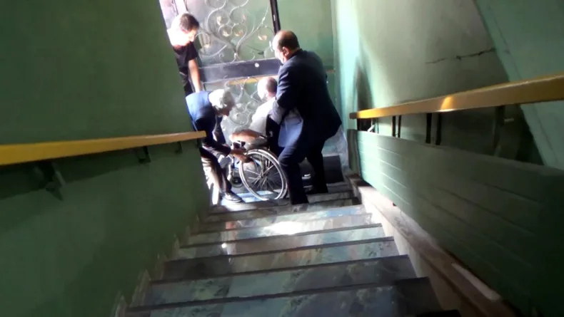 Engellilerin önündeki en büyük engel, dernek binasının merdivenleri