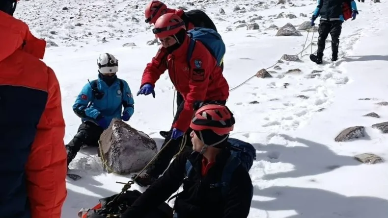 Erciyes Dağı'na tırmanırken düşen dağcı hayatını kaybetti (2)