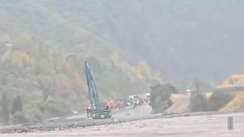 Erzincan’da sağanak sele neden oldu; Erzurum kara yolu heyelan nedeniyle ulaşıma kapandı (2)