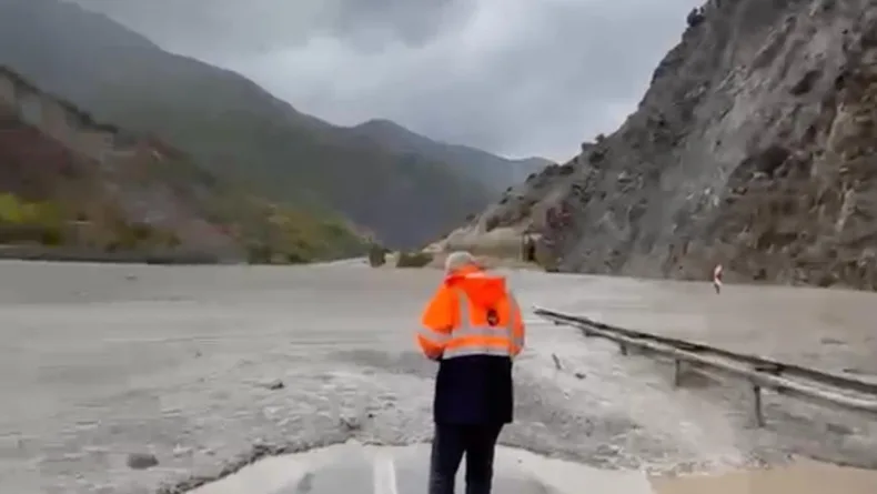 Erzincan’da sağanak sele neden oldu; Erzurum kara yolu tek yönlü ulaşıma kapatıldı