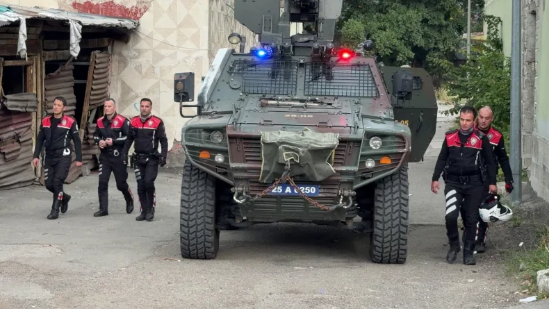 Erzurum’da boşanma aşamasındaki çiftin yakınları arasında silahlı çatışma: 1’i polis 12 yaralı / Ek fotoğraflar