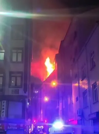 Esenler’de 5 katlı binanın çatısında çıkan yangın söndürüldü