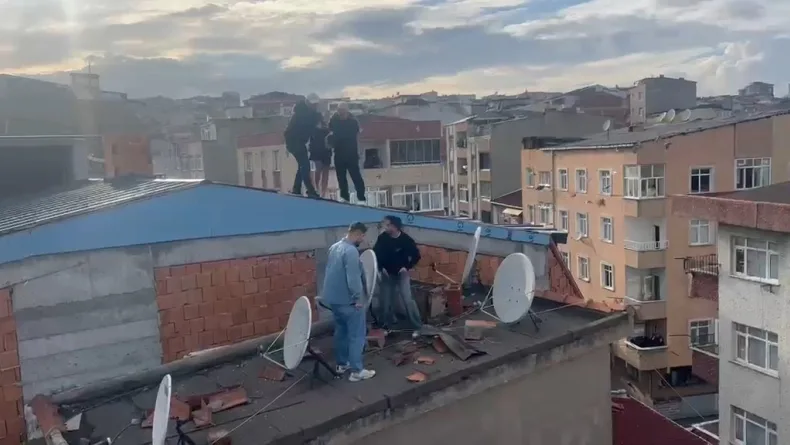 Esenler'de aranan şüpheli kaçmaya çalışırken çatıda yakalandı