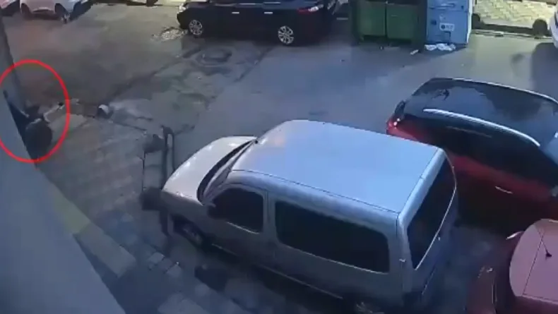 Esenler'de motosiklet hırsızlığı kamerada; 1 kişi tutuklandı