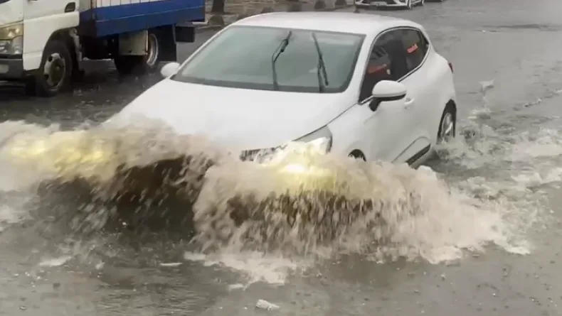 Esenler’de sağanakta caddeleri su bastı