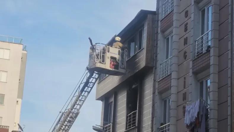 Esenyurt'ta 5 katlı binada yangın; mahsur kalan 5 kişi kurtarıldı