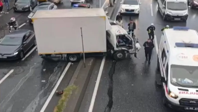 Esenyurt’ta aydınlatma direğine çarpan kamyonetin şoförü hayatını kaybetti