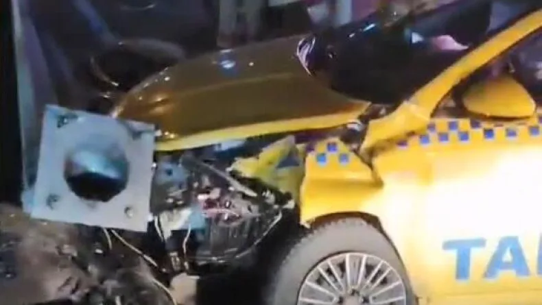 Esenyurt'ta aydınlatma direğine çarpan taksici hayatını kaybetti