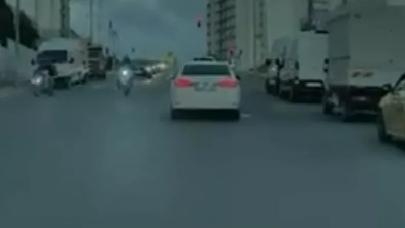 Esenyurt'ta hafif ticari aracın motosiklete çarptığı kaza kamerada