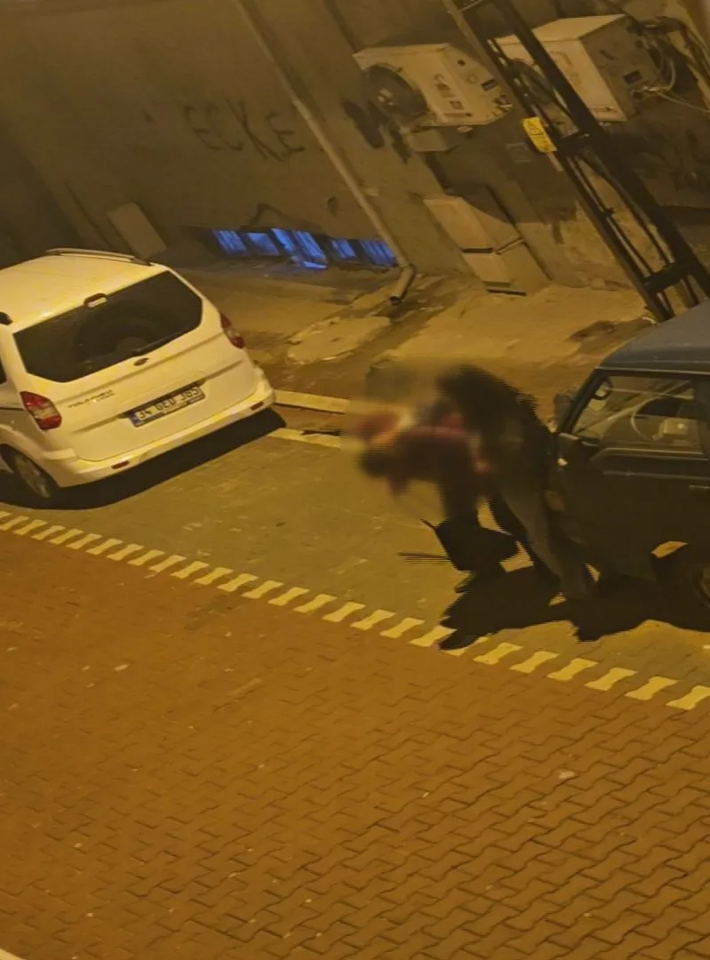 Esenyurt’ta kadının tartıştığı erkeği sokak ortasında darbettiği anlar kamerada