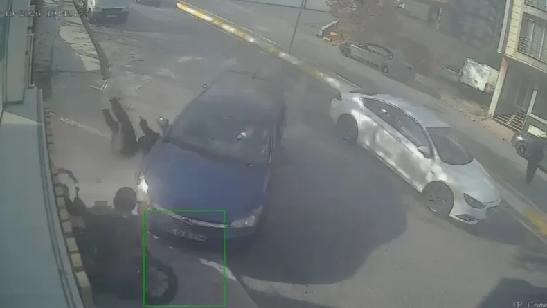Esenyurt'ta motosiklete ve yayaya çarpan otomobil kamerada: 2 ağır yaralı