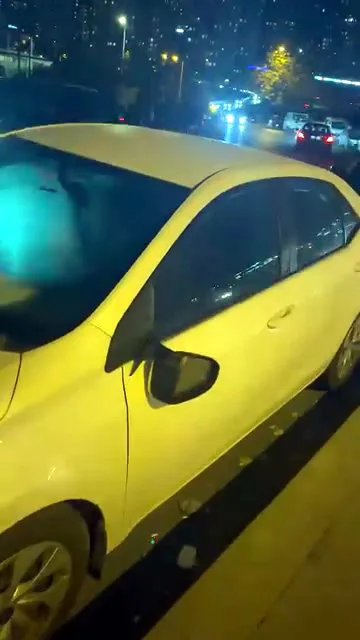 Esenyurt’ta park halindeki 4 otomobilin aynalarını kırdılar