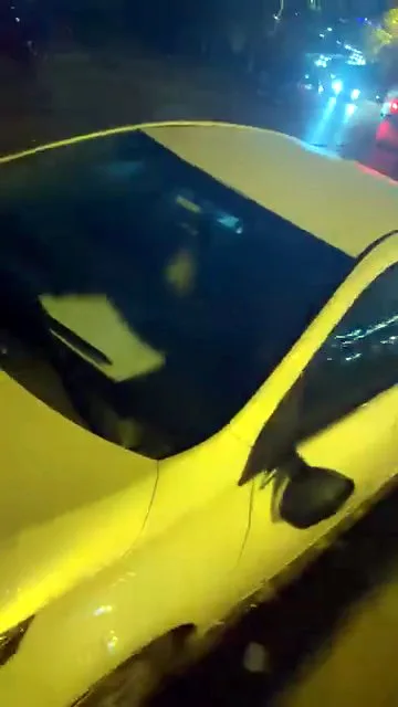 Esenyurt’ta park halindeki 4 otomobilin aynalarını kırdılar