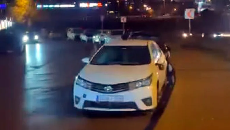Esenyurt’ta park halindeki 4 otomobilin aynalarını kırdılar