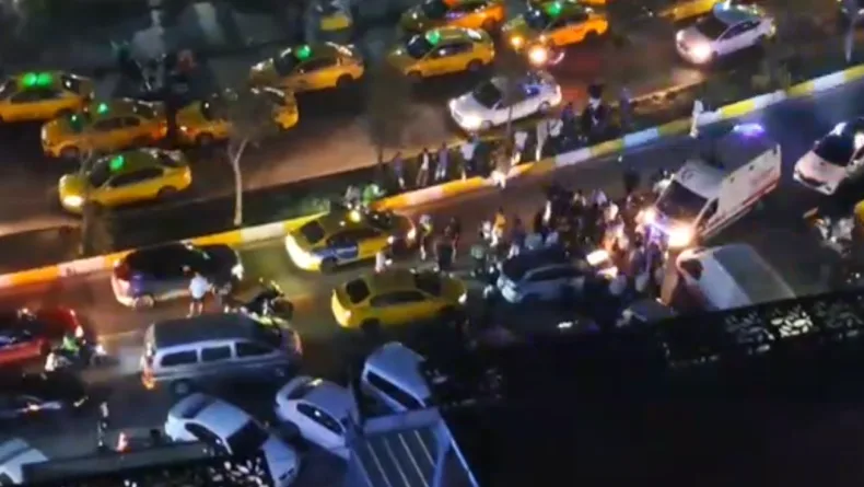 Esenyurt'ta trafikteki 2 sürücünün kavgası kamerada