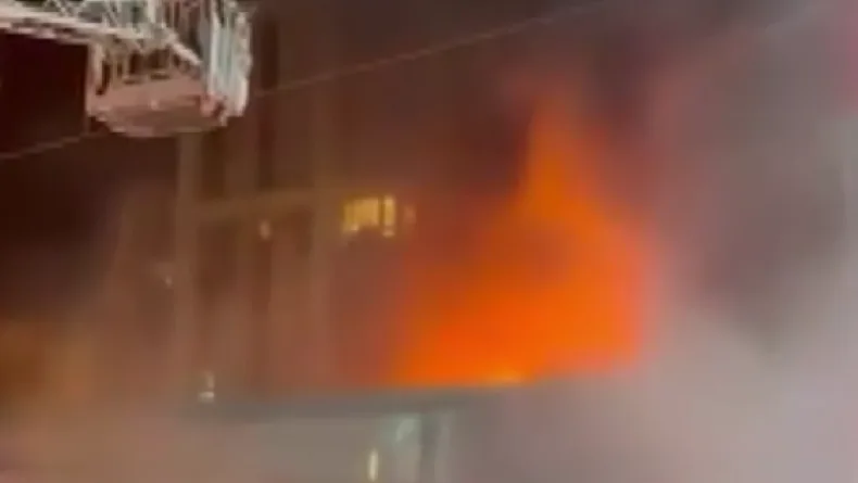 Esenyurt'ta yangın çıkan 2 katlı restoranda alevlere müdahale eden personel yaralandı