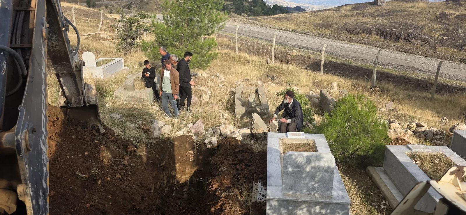 Eşi ve kendisi için mezar kazdırdı
