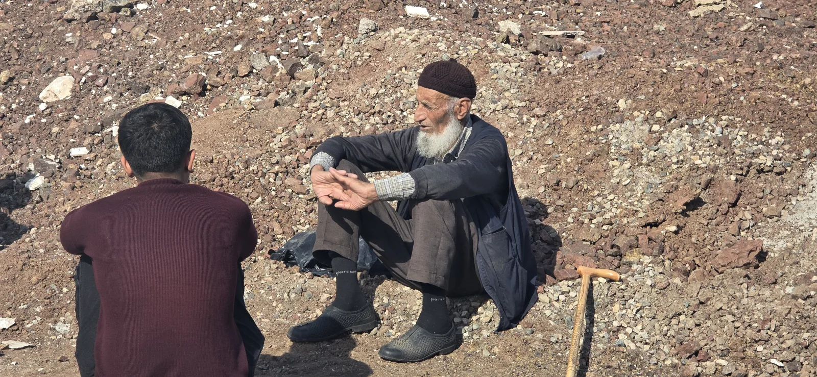 Eşi ve kendisi için mezar kazdırdı