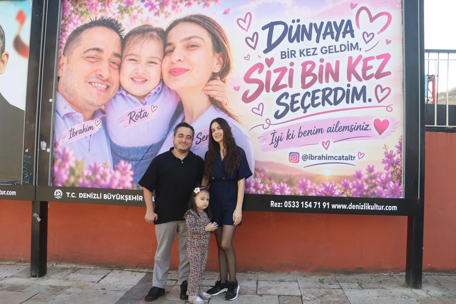 Eşine ve kızına sevgisini billboardlara taşıdı
