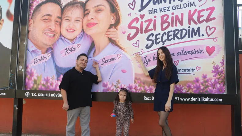 Eşine ve kızına sevgisini billboardlara taşıdı
