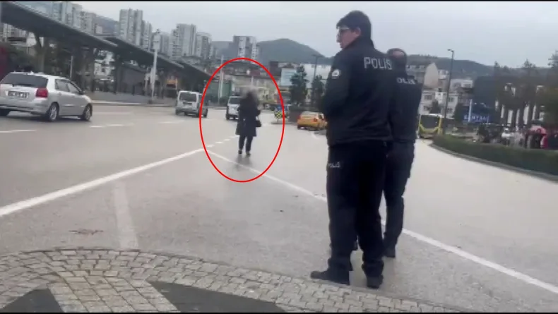 Eşinin, çocuklarını göstermediğini iddia edip, boğazına bıçak dayadı