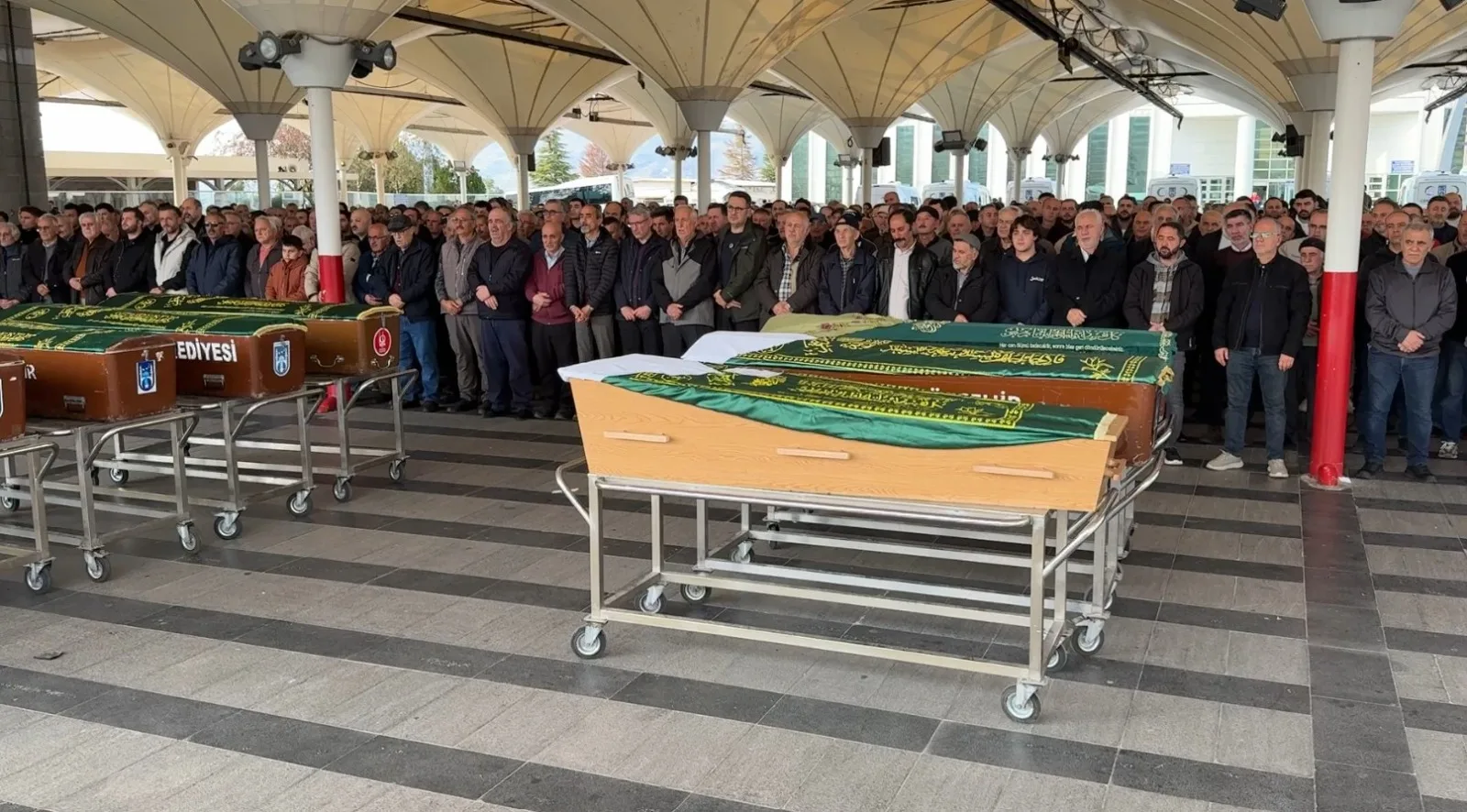 Eski eşi tarafından öldürülen kadın toprağa verildi