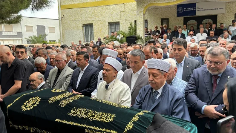 Eski İzmir Büyükşehir Belediye Başkanı Özfatura, toprağa verildi