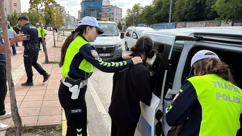 Eskişehir’de polisten kaçan araçtan atılan çantadan uyuşturucu çıktı: 2 gözaltı